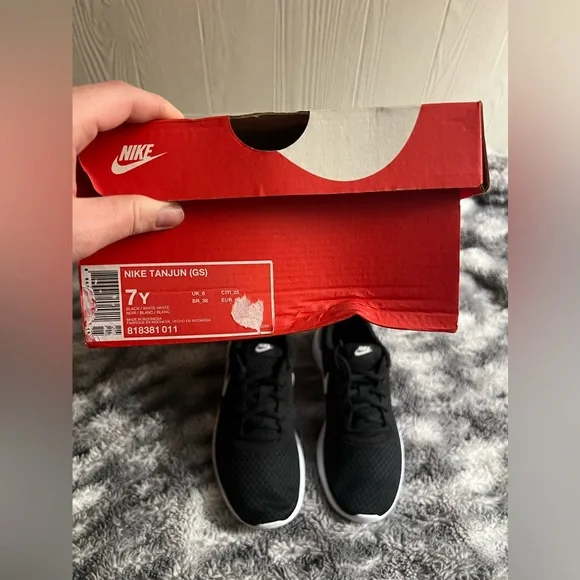 310: Nike Tanjun : Youth Size 7: Black / White